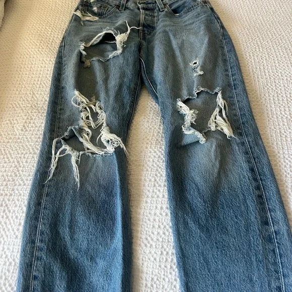 Levi’s distressed jeans - Picture 3 of 3